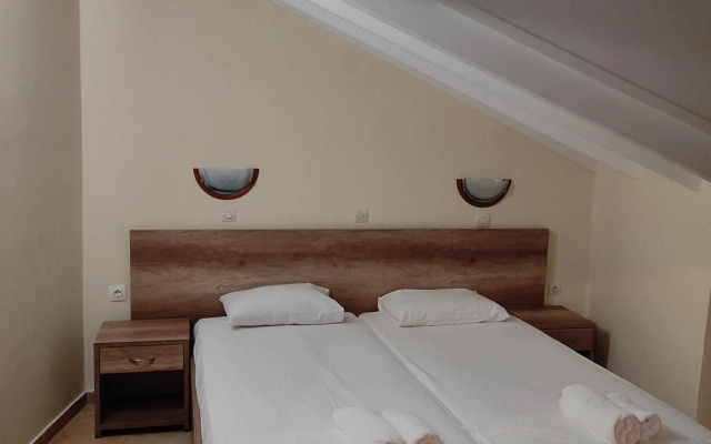 Kavos Plaza Hotel