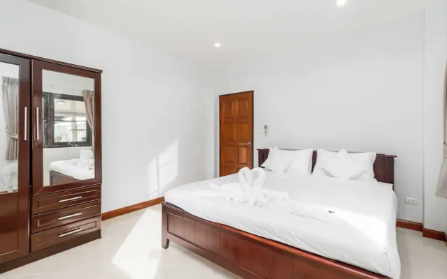 Poolside 3BR for Relaxed Stays V278