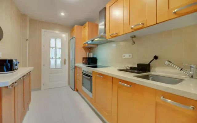 2 Bedrooms - Sleeps 4 - Garden and Pool With View