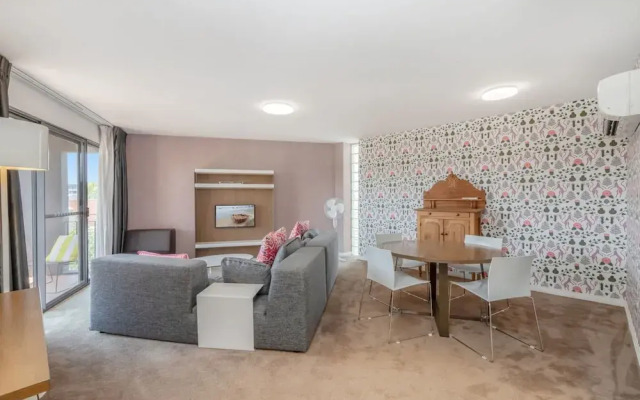 Sleek 2-bed Apartment in Vibrant Kingston