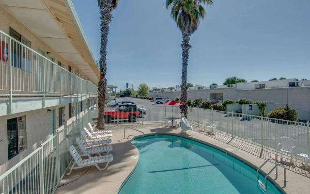 Bridgeway Inn & Suites