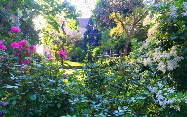 Romantic Artist Room Montmartre Bed  Breakfast