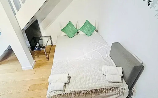 One bedroom flat near train station