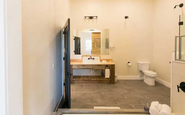 Pine Cove Lodging