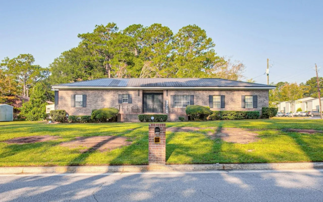 Close to Hospital & Dtwn! Quiet Waycross Home