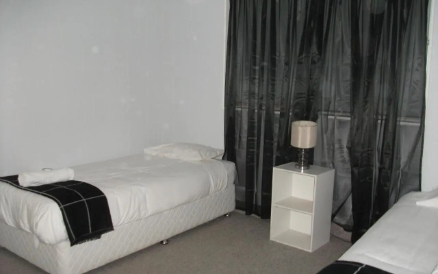 Beerwah Glasshouse Mountains Motel