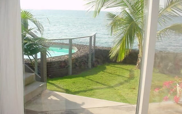 Kona Bay Seaclusion Oceanfront by RedAwning