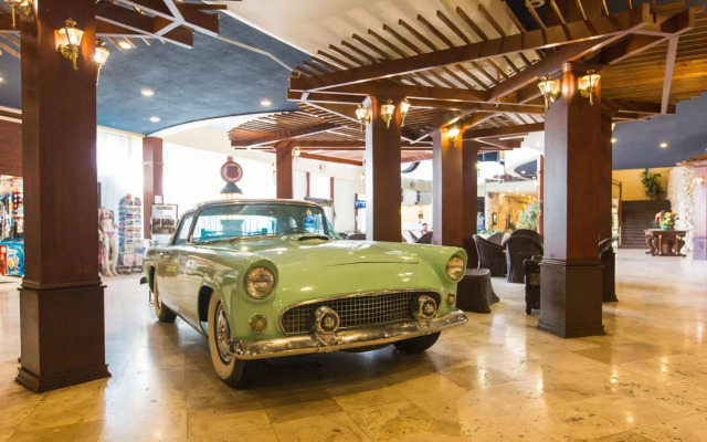 Days Hotel - Thunderbird Beach Resort