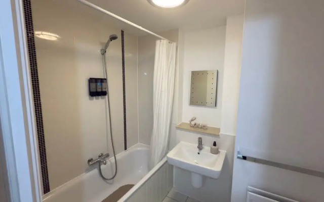 Central M K 2-bedroom Apartment, Sleeps 4, Parking