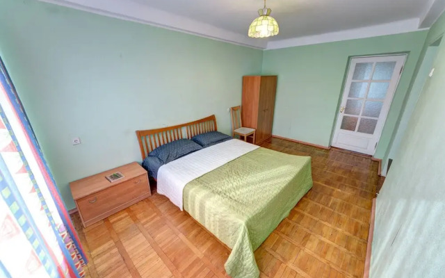 Apartments on Lesi Ukrainki blvd for 4 person