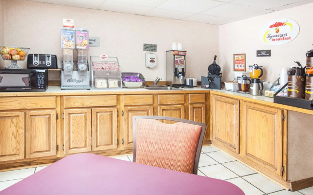 Super 8 by Wyndham Clinton