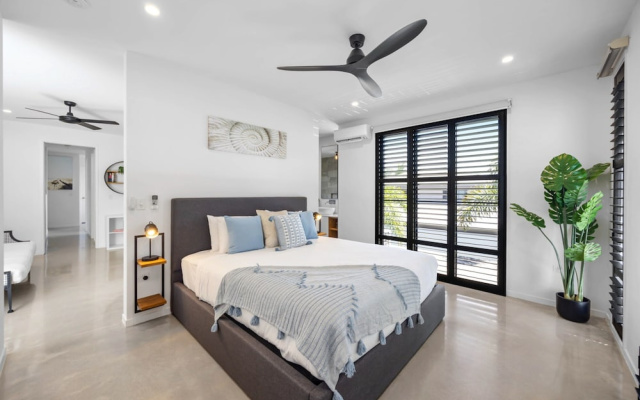 Spacious 3-bedroom Retreat With BBQ and Pool – Guest Rooms – Coolum Beach