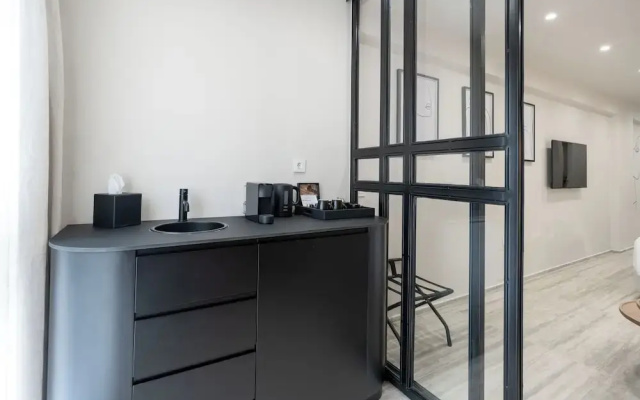 Finders Ermou Suites