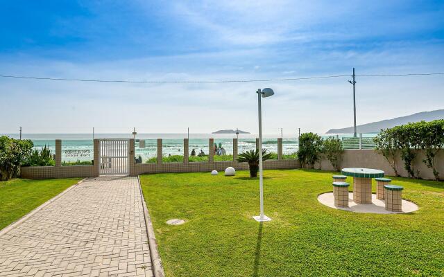 Apto em Condominio pe na Areia, c/ Piscina Mhr308