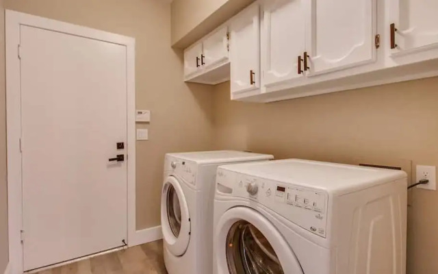 Amazing Remodeled Scottsdale 5 Bdrm W/pool!