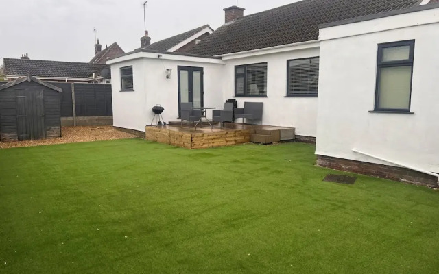 Pet-friendly - 2 Bedrooms Bungalow hot tub Parking