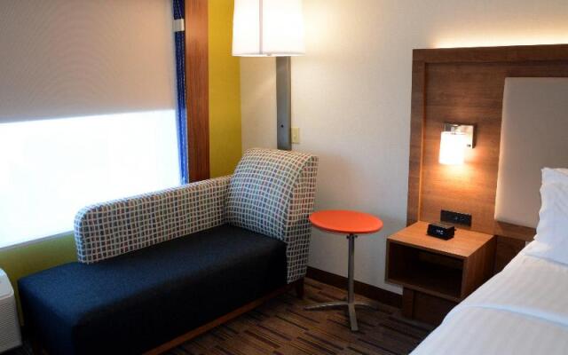 Holiday Inn Express and Suites Pittsburgh - Monroe