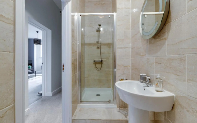 Luxury 2 Bed Garden Apartment With Parking