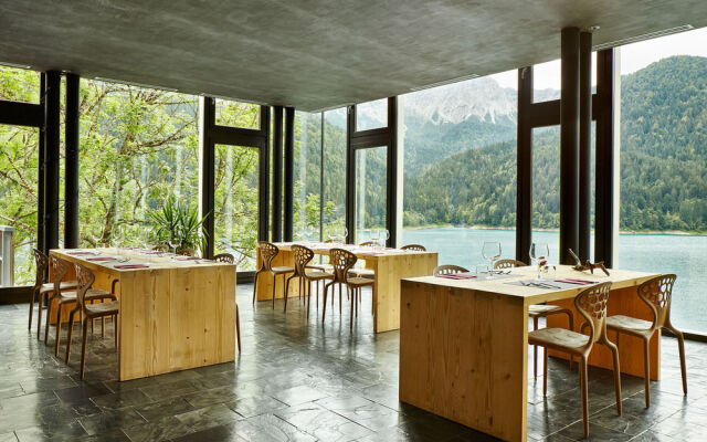 MAANJA Lake Front Suite and Restaurant