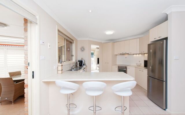 Pawprints, 123 Bagnalls Beach Road