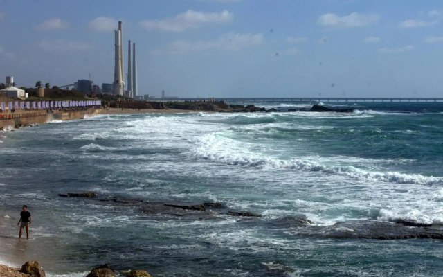 מול הים בקיסריה