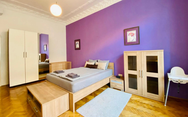 Deco House - Huge central two bedroom