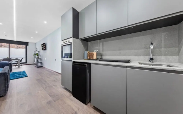 Modern Spacious Sleeps 4 Studio Golders Green