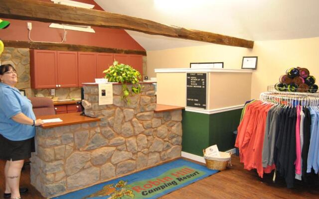 Robin Hill Camping Resort One-Bedroom Cottage 8