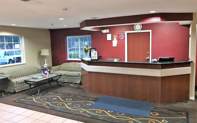 HomeTown Inn & Suites