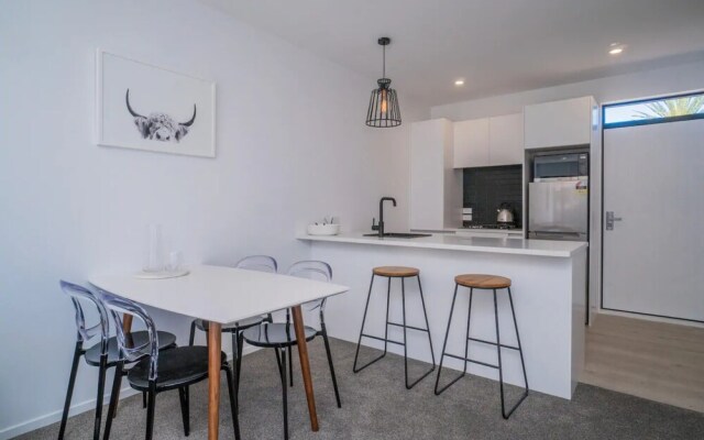 Spacious and Quiet 2 Bedroom Apartment in Ellerslie