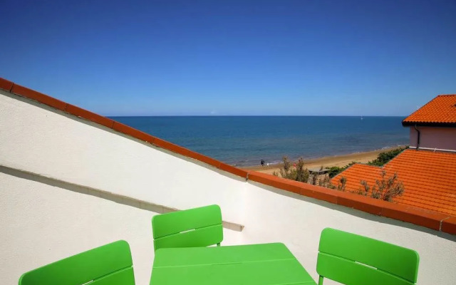 Sea view and ground floor Apartments le Dune