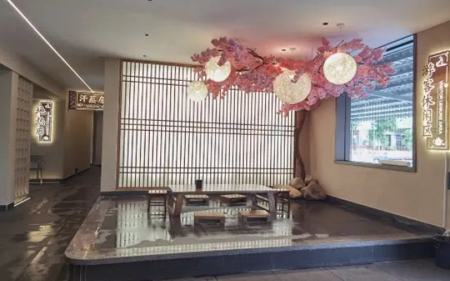 Royal Hot Spring Theme Inn