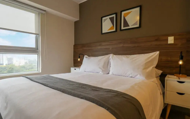w Majestic 2BR w Modern Balcony in Miraflores