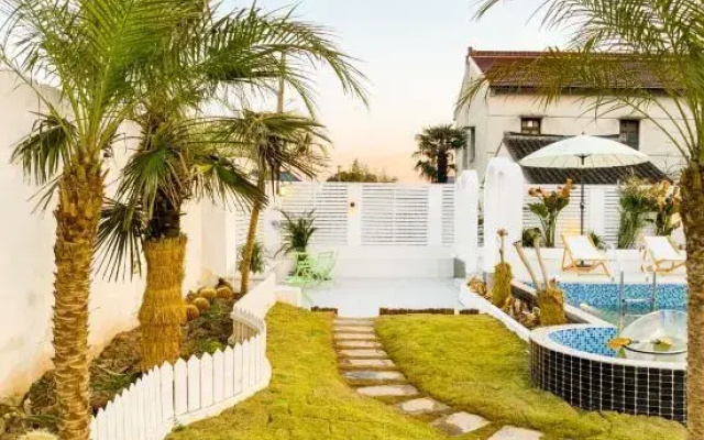 Left bank•la vie Pool Resort