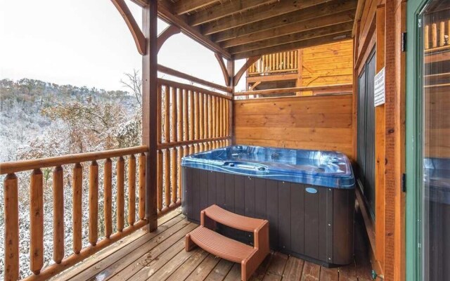 Majestic Manor - Three Bedroom Cabin