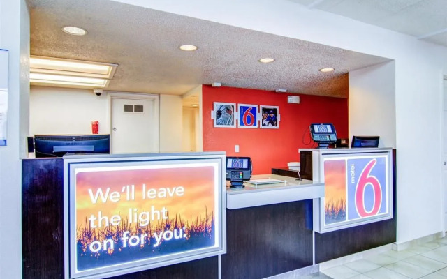Motel 6 Florissant, MO