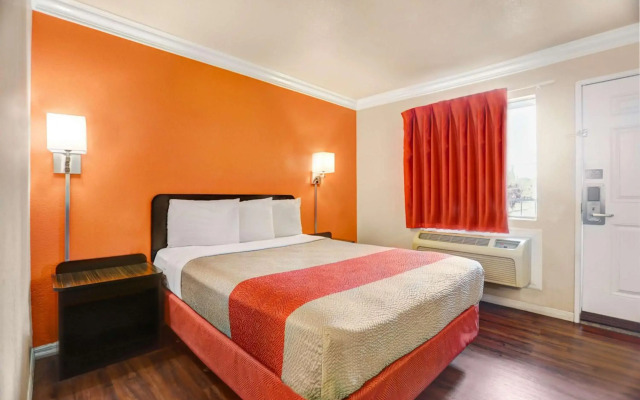 Motel 6 Fresno, CA - Belmont Ave