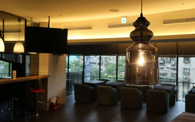 Amici Hotel Six Star Hostel