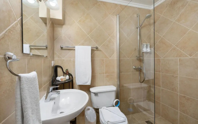 Beautiful Gated Community Retreat Near the Beach
