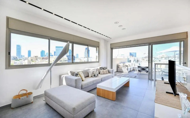 Sunny 3BR Penthouse near the Beach by HolyGuest