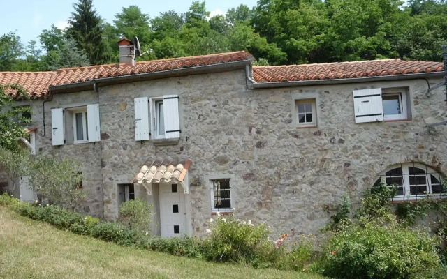 maison en pierre dans un écrin de verdure