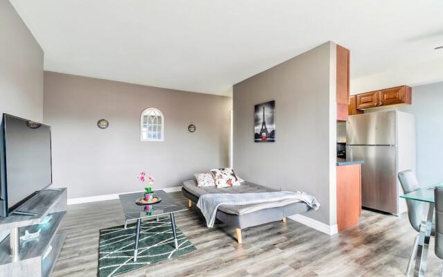 Spacious 2BR Apt With King bed Near DT Hamilton