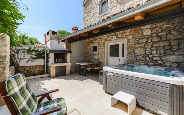 Warm Holiday Home With Terrace