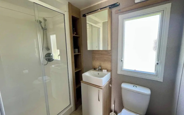 Cosy 3 Bedroom Caravan in South Cerney