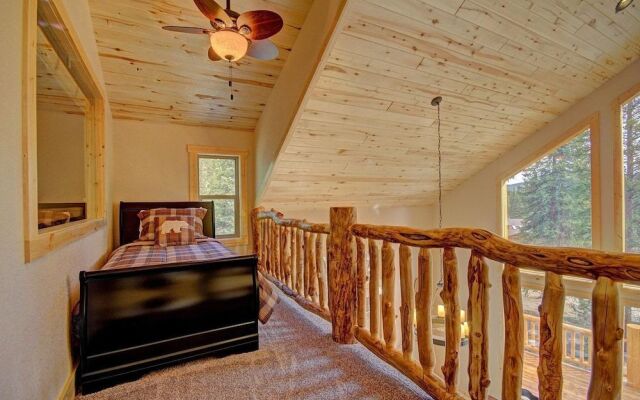 Grand Moose Lodge 3 Bedroom Home by RedAwning