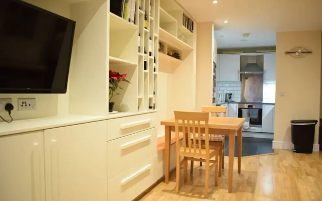 2 Bedroom Apartment Near The Oval Sleeps 4