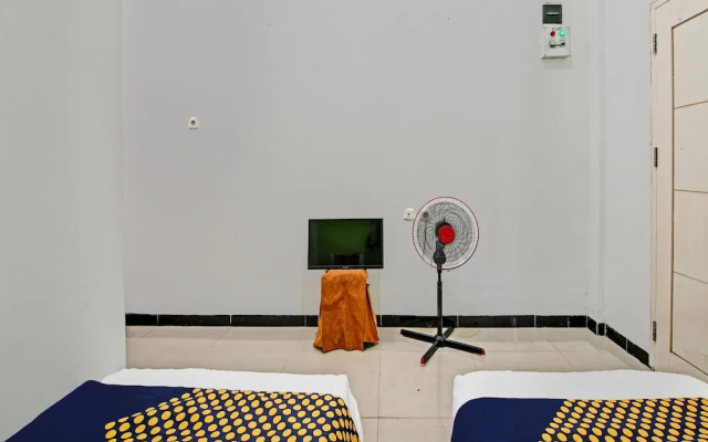 SPOT ON 92255 Lucky Guesthouse