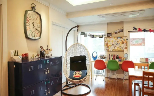 The Wind Blows Guesthouse - Hostel, Caters to Women