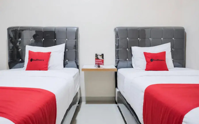 RedDoorz Plus @ Jalan P. Emir Moh Noer Lampung