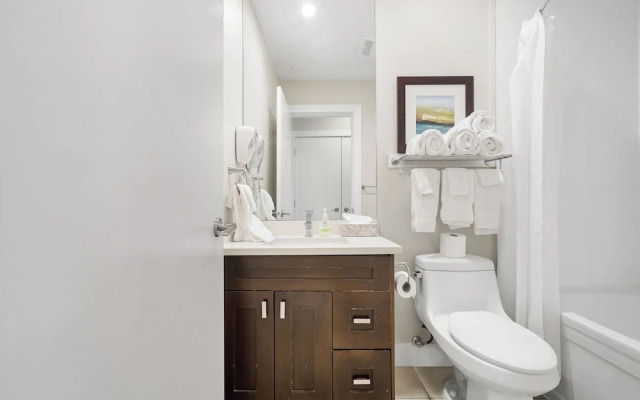 Harmony Haven 2BR Lakefront Suite